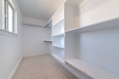 Dolabın içi boş, beyaz bir iç mekan.