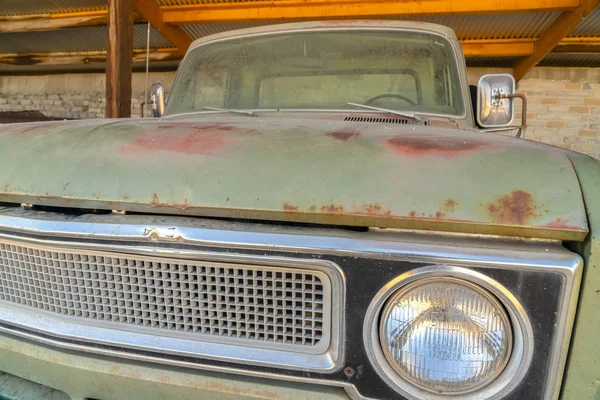 Vue de face de l'extérieur sale et rouillé d'une vieille voiture verte vintage — Photo
