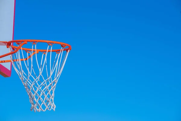 Zblízka na basketbalové síti proti modré obloze při západu slunce — Stock fotografie