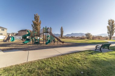 Güneşli bir günde bir şehir parkında yürüdük