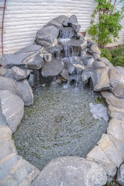 Güneşli bir günde çağlayan şelale manzarası dekorasyonu