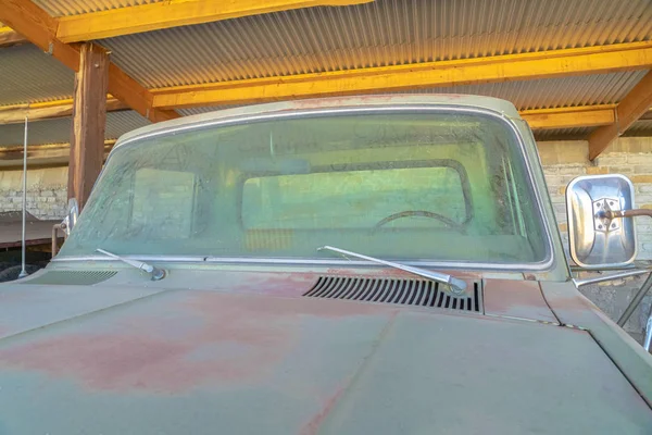 Close up vista frontal de um velho carro vintage com exterior sujo e enferrujado — Fotografia de Stock