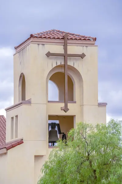 Современная колокольня на маленькой церкви — стоковое фото