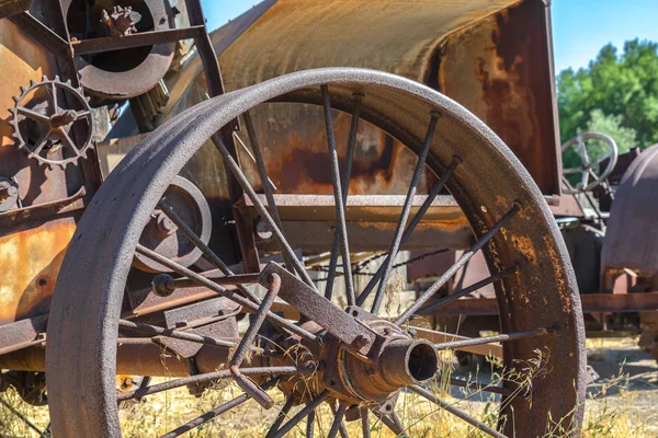 Закрыть ржавые колеса старого винтажного трактора на ферме в солнечный день — стоковое фото