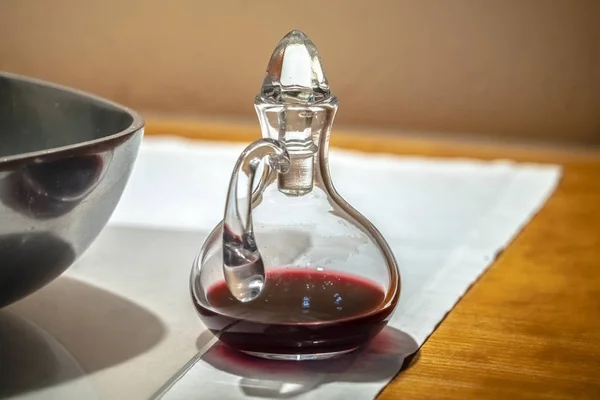 Botol kecil dengan anggur Komuni Kudus — Stok Foto