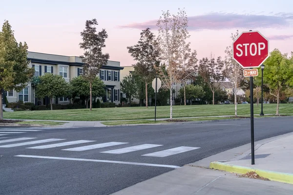 Stoppschild an einer Straßenkreuzung bei Sonnenuntergang — Stockfoto