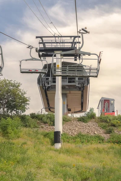 Chairlifts and chairlift terminal on top of a mountain in Park City in summer — Stock Photo, Image