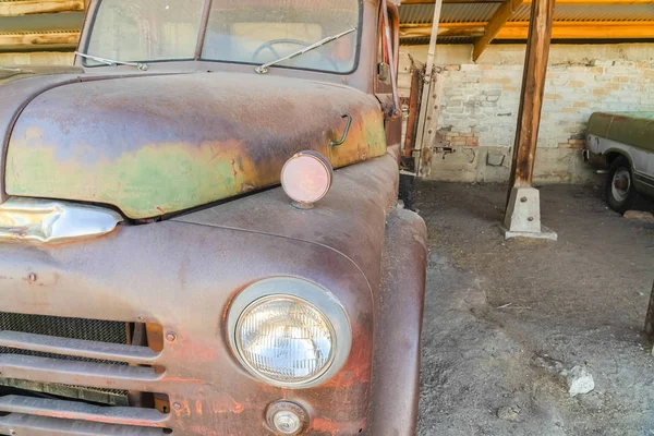 Vista frontal close-up de um carro velho vintage corroído com exterior enferrujado e sujo — Fotografia de Stock