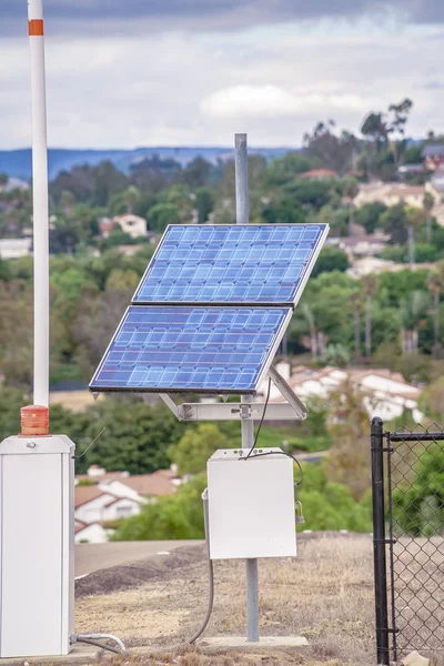 Fotovoltaický solární panel pro obnovitelnou energii v zamračený den — Stock fotografie