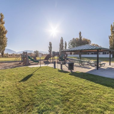 Kare çerçeve kaplanmış piknik bankları ve oyun parklı masalar