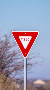 Yol kenarındaki Dikey Kırmızı Trafik Verimi tabelası