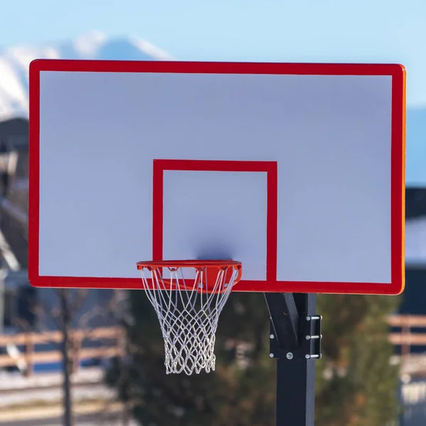 Čtvercový rám Barevné červené zarámované basketbalové sítě a branky poblíž západu slunce — Stock fotografie