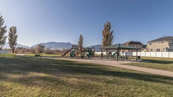 Panorama Parque infantil y área de picnic en un parque urbano — Foto de Stock