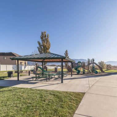 Kare kaplı piknik alanı ve gün doğumuna yakın çocuk parkı