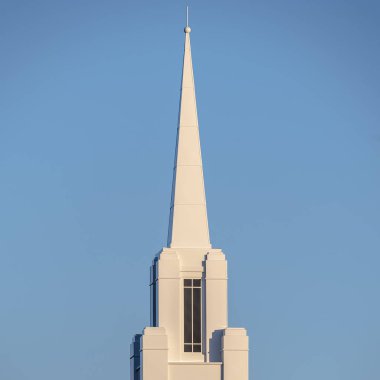 Kare çerçeve Modern beyaz kilise çan kulesi ya da gün doğumuna yakın kule
