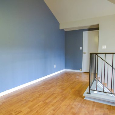 Kare ahşap zemin, tavan arası temiz.