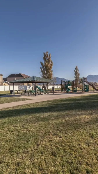 Marco vertical Parque infantil y área de picnic en un parque urbano — Foto de Stock