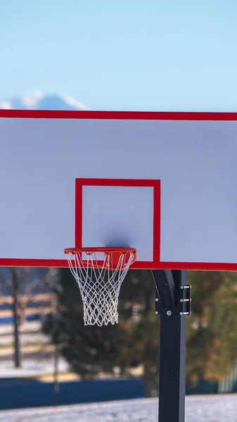 Vertikální rám Barevná červená zarámovaná basketbalová síť a branková tyč poblíž západu slunce — Stock fotografie