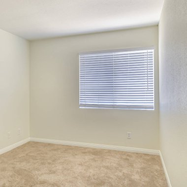 Kare çerçeve boş yatak odası içi temiz.