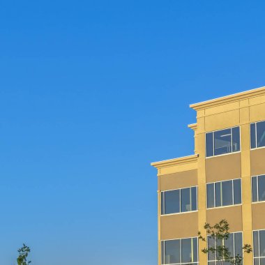 Güneşli bir günde binaları, mavi gökyüzü manzarası olan boş bir park yeri.