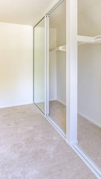 Вертикальные двойные зеркальные двери в спальне — стоковое фото