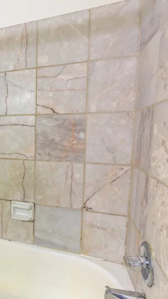 Pionowy prysznic ze szklanymi drzwiami w środku — Zdjęcie stockowe