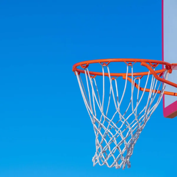 Square Close up on a basketball net against blue sky near sunset — Stock fotografie