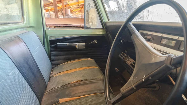 Пано Старый винтажный автомобиль с крупным планом руля и грязным интерьером — стоковое фото