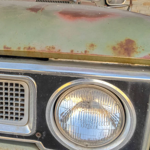 Cadre carré Vue de face de l'extérieur sale et rouillé d'une vieille voiture verte vintage — Photo