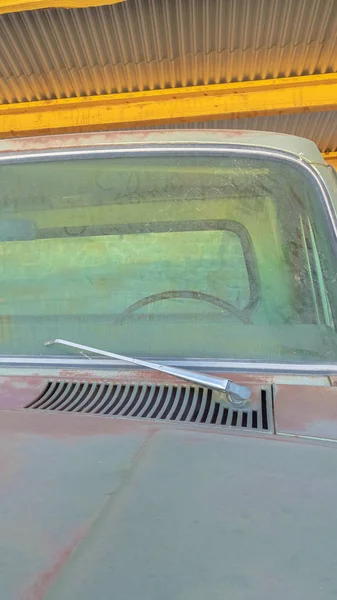 Dikey çerçeve Kirli ve paslı dış görünüşlü eski bir arabanın ön görünümünü kapat — Stok fotoğraf