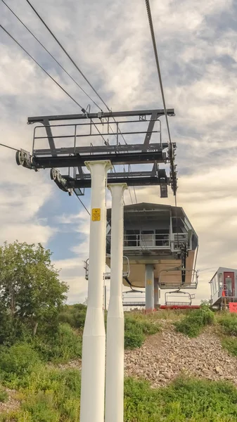 Vertikaler Sessellift auf den Gipfel des Berges gegen wolkenverhangenen blauen Sommerhimmel in der Parkstadt utah — Stockfoto