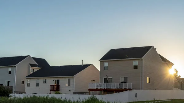 Marco Pano Vista exterior de casas encantadoras con sol brillante y fondo de cielo azul al atardecer — Foto de Stock