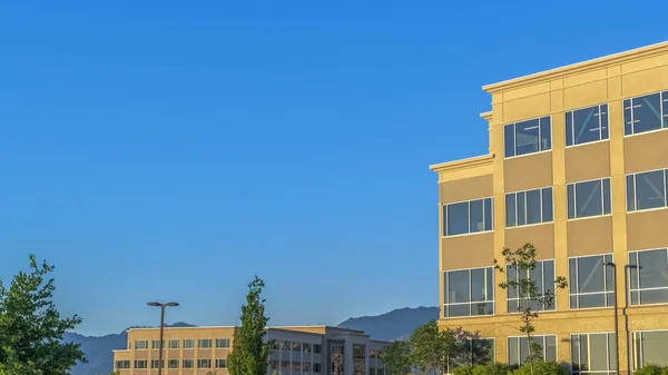 Marco Pano Estacionamiento vacío con edificios vista montaña y cielo azul en un día soleado — Foto de Stock