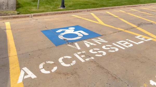 Pano Parking dla niepełnosprawnych z pomalowanym symbolem niepełnosprawności i znakiem dla osób niepełnosprawnych — Zdjęcie stockowe