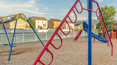 Renkli slaytları salıncakları ve tırmanma çubukları olan çocuklar için Pano çerçeve oyun alanı