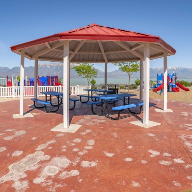 Kare Octagon şekilli piknik köşkü renkli oyun alanı ve manzaralı göl manzaralı