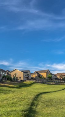 Banliyödeki evlerin dikey çerçevesi eğlence amaçlı golf sahası manzaralı.