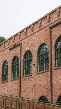 Park City 'de dikey çerçeve restoranı. Kırmızı tuğla duvar ve yeşil kemerli pencereler.