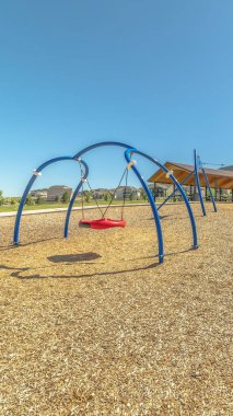 Dikey çerçeve Timpanogos Dağları renkli çocuklarla dolu bir parktan görülüyor