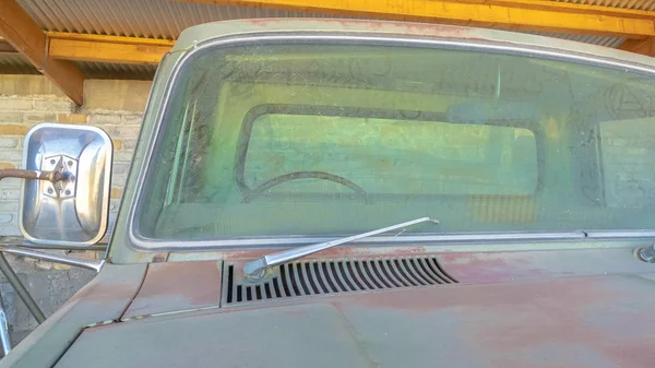 Пано закрывает вид на старый винтажный автомобиль с грязным и ржавым кузовом — стоковое фото