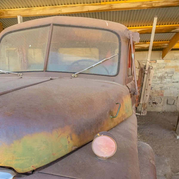 Cadre carré Gros plan sur l'avant d'une voiture vintage altérée avec extérieur rouillé et sale — Photo
