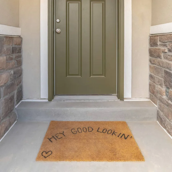Hey, evin ön kapısındaki kahverengi paspasın üzerinde güzel kelimeler var.