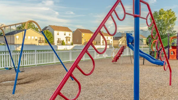 Renkli slaytları salıncakları ve tırmanma çubukları olan çocuklar için Pano çerçeve oyun alanı