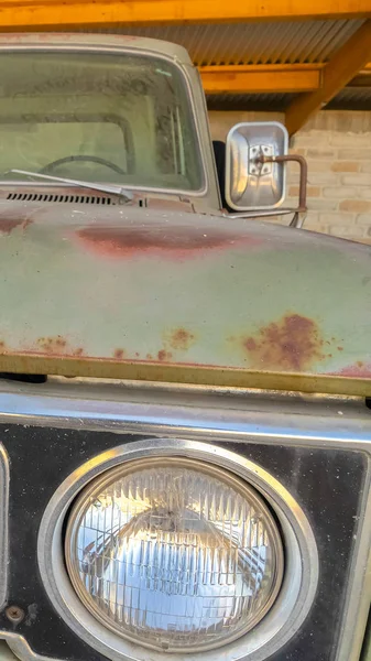 Marco vertical Vista frontal del exterior sucio y oxidado de un viejo coche verde vintage — Foto de Stock