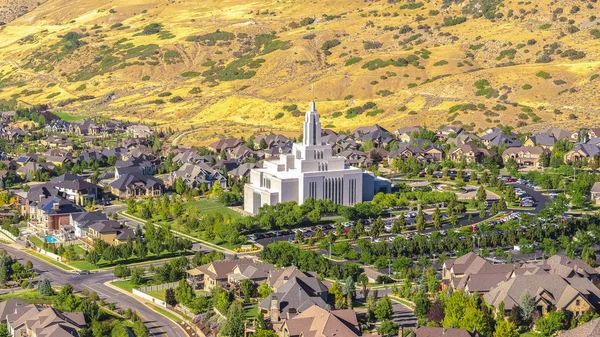 Pano Salt Lake City Γιούτα προάστια με ένα λευκό ναό πανύψηλο πάνω από τα σπίτια και τους δρόμους — Φωτογραφία Αρχείου