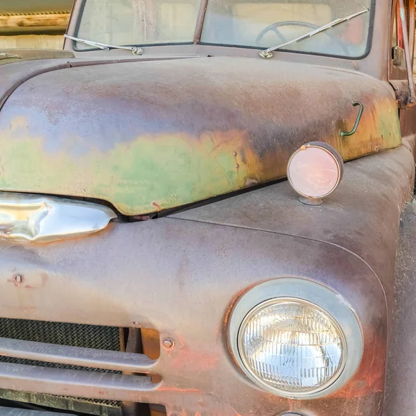 Vista frontal cuadrada primer plano de un viejo coche corroído vintage con exterior oxidado y sucio — Foto de Stock