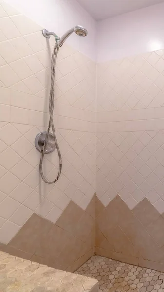 Вертикальный салон ванной комнаты с душем установлен на стене с белой и коричневой плиткой — стоковое фото