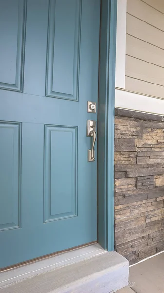 Sillones verticales Porche contra pared de ladrillo de una casa con puerta delantera azul — Foto de Stock