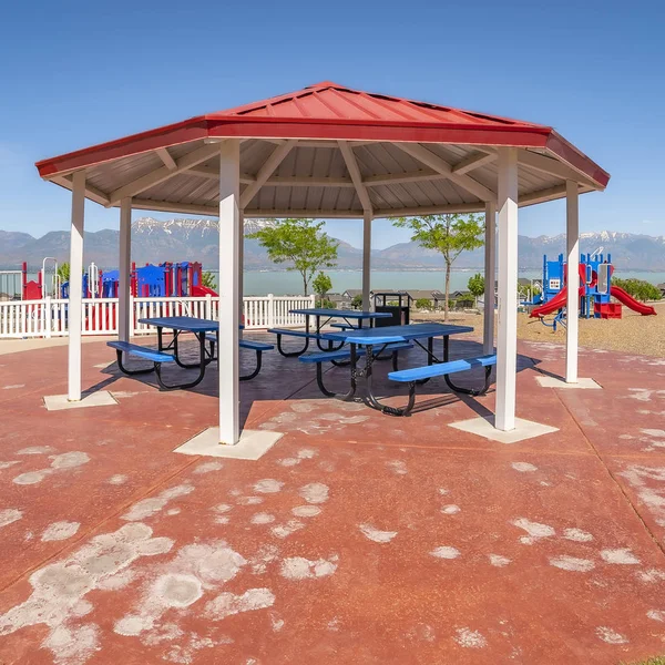 Pabellón de picnic cuadrado en forma de octágono con vista al colorido parque infantil y al lago pintoresco — Foto de Stock