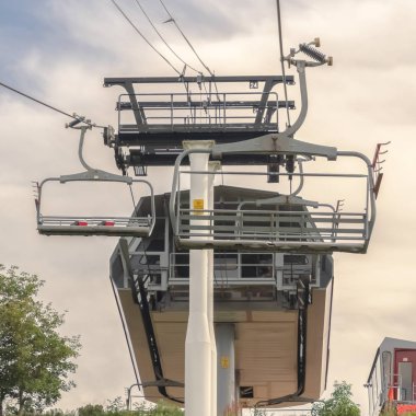 Park City 'de yaz mevsiminde bir dağın tepesindeki Kare Başkanlık ve teleferik terminali.
